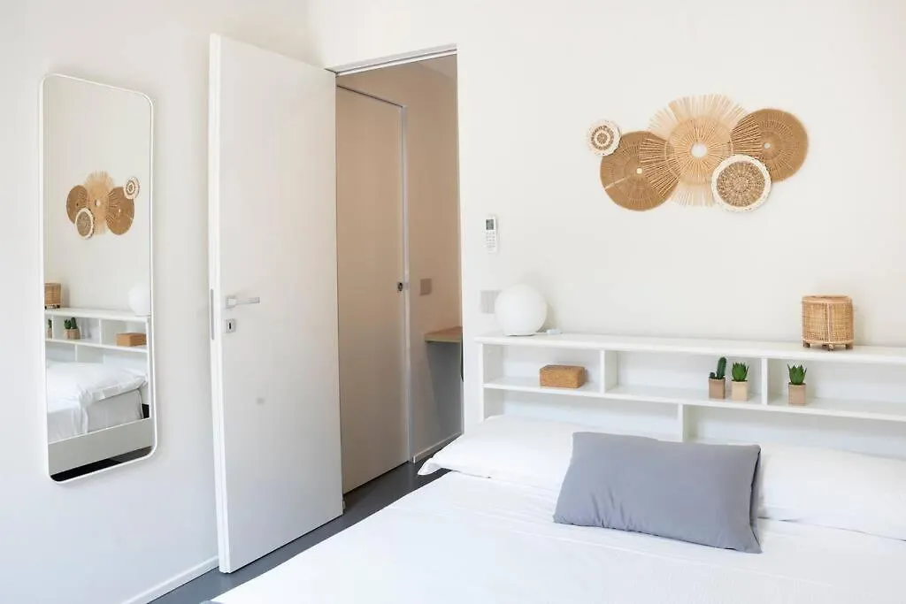 3-Bedroom Design House San Babila-Tricolore-M4 밀라노 아파트